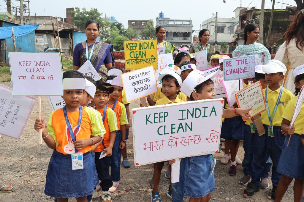 बच्चों ने दिया स्वच्छ रांची का संदेश, जागरूकता रैली में मेयर रोशनी खलखो भी हुईं शामिल - News Junction img 2672